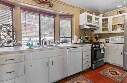 Whispering Forest House | Antelope Retreat - 5BR, Sauna, Foosball Table, Fireplace, Deck, BBQ