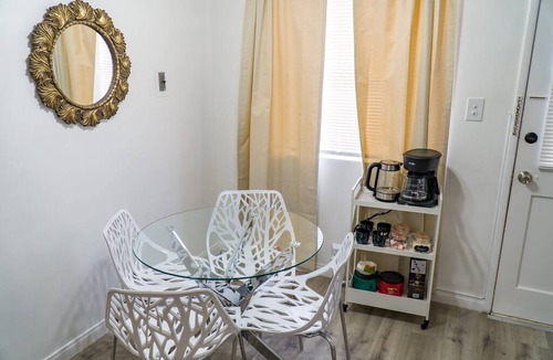 Burbank Apartment | Apartment ∙ 1 bedroom ∙ 4 guests