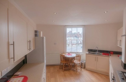 Stratford-upon-Avon Apartment | Apartment-Luxury-Private Bathroom-Street View-Ground Floor