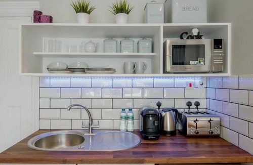 Childs Hill Apartment | Apartment-Private Bathroom-Garden view-3 bedroom