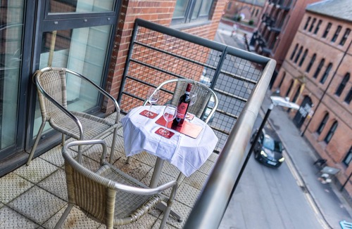 Bordesley Apartment | Apartment Sleeps 6 with Balcony and Parking
