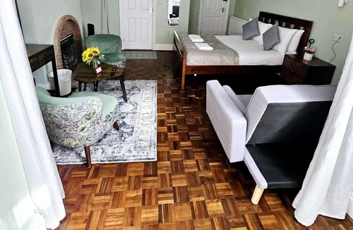 Southsea Apartment | Apartment - Sleeps 6 - Self Check In - Beach Close
