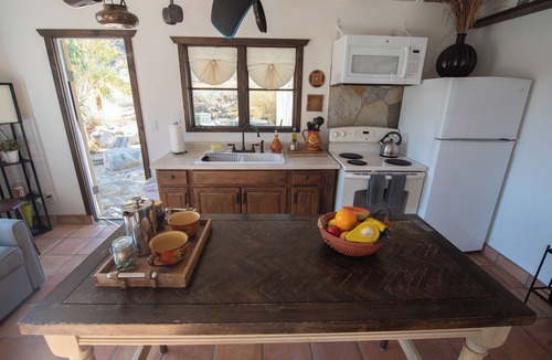 Morongo Valley House | Aphrodite Cottage-Seclusion & Stargazing at 25acres gated private Hidden Passage