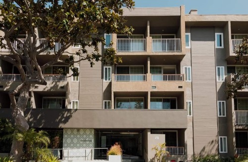 Norma Triangle House | Appreciate the Beauty of Hollywood at an Exemplary Suite! 3 Stylish Units, Pool!