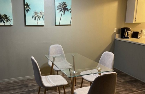 Historic Tennis Club Apartment | Apt F- furnished 1bed/1bath upstairs with mountain view in Downtown Palm Springs