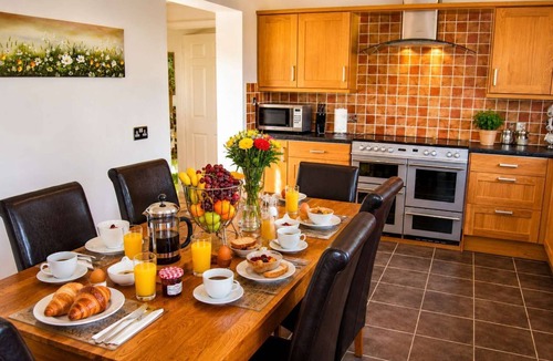 Saintbury House | Arden Hill Farm House - Sleeps up to 16 - Snooker Table - HOT TUB