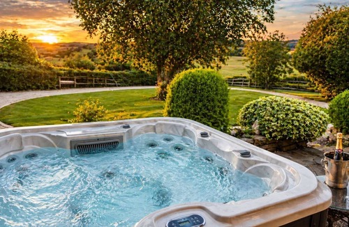 Saintbury House | Arden Hill Farm House - Sleeps up to 16 - Snooker Table - HOT TUB