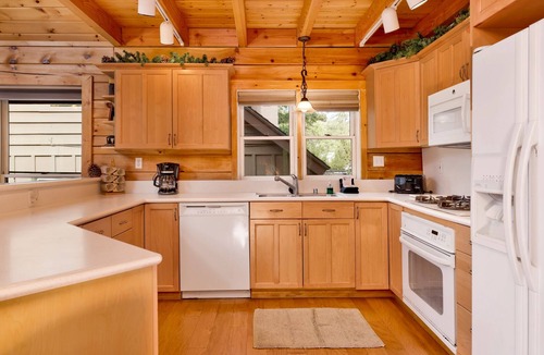 Fox Farm Cabin | Arktos Jewel Log Cabin w/Hot Tub + Pool Table