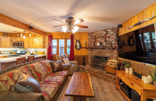 Twin Peaks Cabin | Arrowhead, A/C, Private Jacuzzi, Huge Backyard, 65" TV, Fully Stocked, Dogs OK.