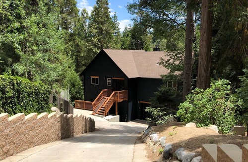 Blue Jay House | Arrowhead Lodge - 5 min walk to lake, jacuzzi tubs and AC!