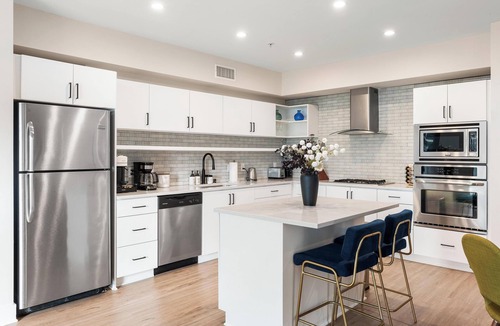 Ocean Park Apartment | Artful 2BR Escape Near Local Dining & Shopping