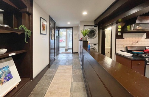Midtown Sacramento Apartment | Artist's apartment in the heart of the city