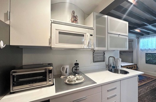 Hollywood Apartment | Artistic Haven in Hollywood with Pool, Hot Tub, Cabana, and Garden