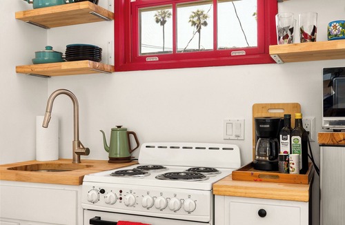 Silver Strand Apartment | Artistic Venice Beach Canals Studio w/Rooftop & Sauna!