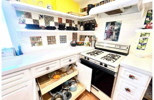 Burbank House | Artsy Cottage w Private Garden by Park/shop/Restr/Airport 30+ Day Stay Special