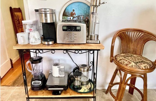 Burbank House | Artsy Retreat w/Cal-King Bed near Park, Shops, Restr, Airport. 30+Day Special