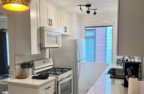 Beverly Grove Apartment | Available June 13th Weho 1+1 - Walk to Cedars-Sinai and Melrose Place