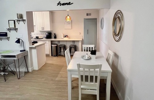 Beverly Grove Apartment | Available June 13th Weho 1+1 - Walk to Cedars-Sinai and Melrose Place
