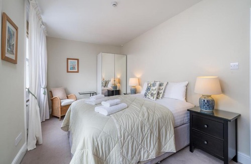 Pimlico Apartment | AVAL Spacious flat near Victoria and Warwick Square