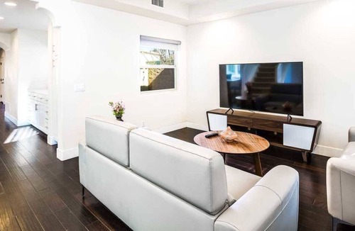 Azusa House | Azusa Views on Traymore