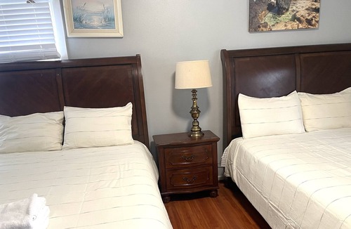 Arcadia House | B5A-Entire house 5b/3.5 b in the large lot with multiple parking spaces