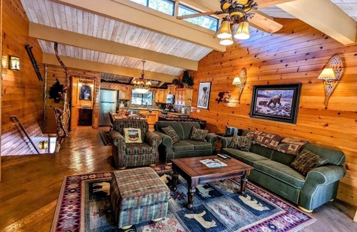 Big Bear Lake Condo | Baby Bear’s Delight – Charming Townhouse at the Base of Snow Summit!