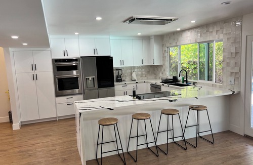 Bakersfield House | Bakersfield Luxe Stay- Private Spa Vibes Stylish & Serene