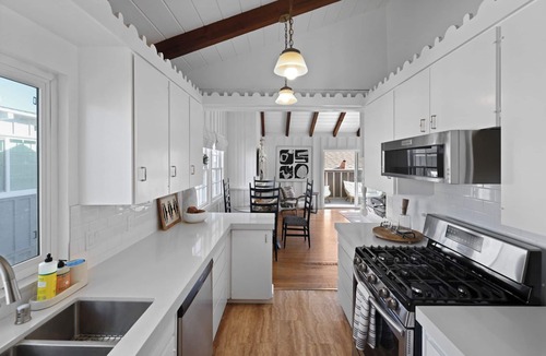 Balboa Island House | Balboa Lodge, Steps from Island Ferry to Beach - newly updated with A/C