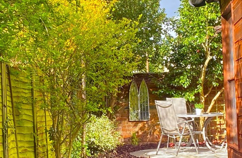 City Centre Cottage | Bard's Nest Scholars Cottage, town centre, 2 bedrooms 2 bathrooms, 5 mins RSC