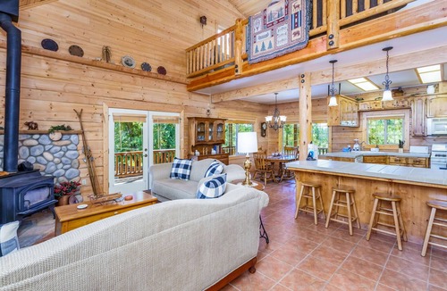 Bass Lake House | Bass Lake Log Home - Dog Friendly!