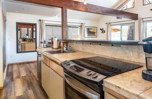 Bass Lake House | Bass Lake Yosemite Cabin with Private Boat Dock