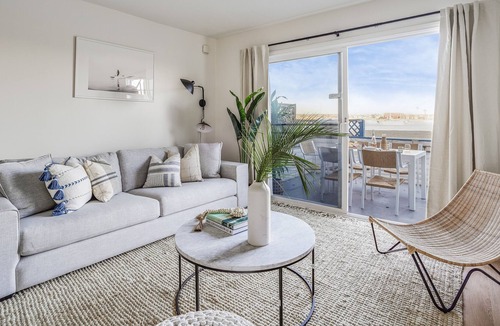 Central Mission Beach Apartment | Bay View IV by Avantstay Stylish Mission Beach Home on the Sand!