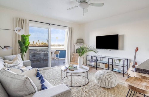 Central Mission Beach Apartment | Bay View IV by Avantstay Stylish Mission Beach Home on the Sand!
