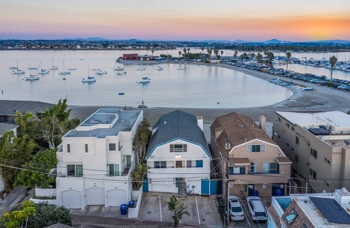 Central Mission Beach House | Bay View V by AvantStay Stylish Mission Beach Home on the Sand!