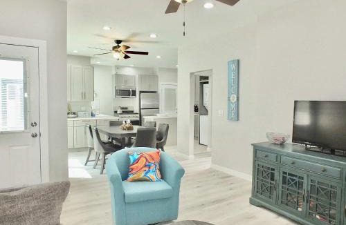 Peninsula House | Beach & Bay Retreat - Full of Amenities