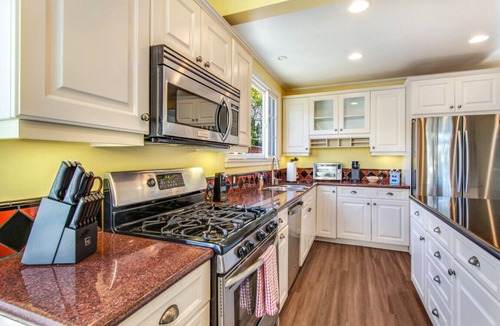 Los Angeles County House | Beach Breeze Bungalow | 1.3Miles To Beach | Cozy