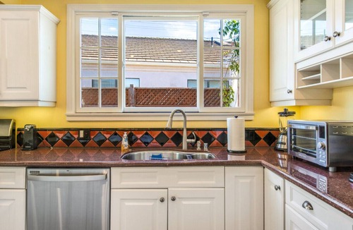 Los Angeles County House | Beach Breeze Bungalow | 1.3Miles To Beach | Cozy