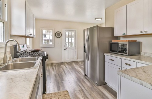 Pierpont Bay House | Beach Bungalow-1920s Charmer- Dog Friendly - Pierpont Ventura