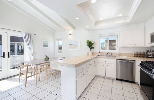 Newport Shores Apartment | Beach living-Charming one bedroom lower unit