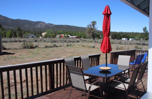 Woodlands Cabin | Beach to Mountains Chalet: Peaceful retreat with mountain views away from crowds