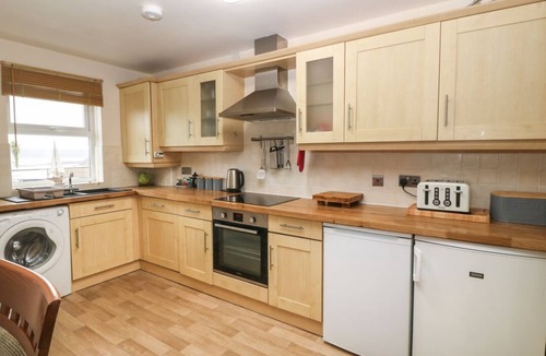 Tyn-y-Gongl Apartment | Beach View, Benllech