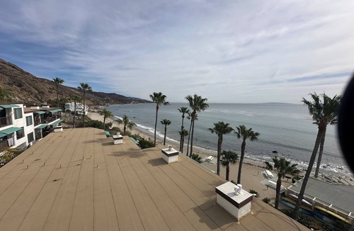 Central Malibu Condo | Beachfront 2-bed resort style condo in Malibu with community fitness room, pool.
