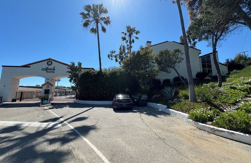 Central Malibu Condo | Beachfront 2-bed resort style condo in Malibu with community fitness room, pool.