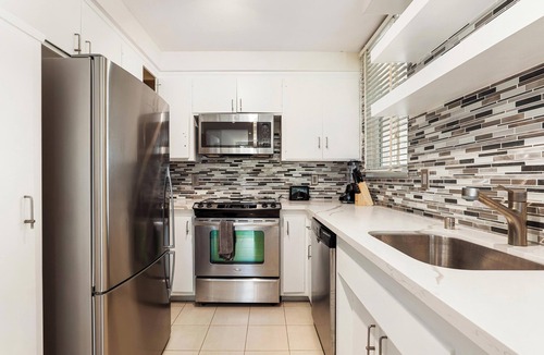 Wilshire Montana Apartment | Beachfront Bliss: Spacious 2BR Apt Santa Monica