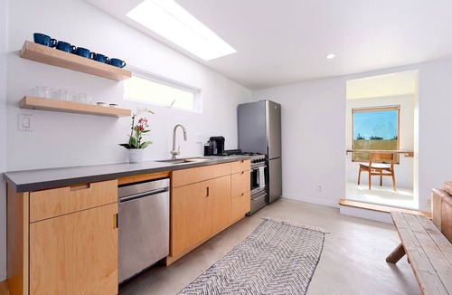 Eastern Malibu House | Beachfront Guesthouse ☀️on Sandy Topanga Beach 🏄🏽‍♀️