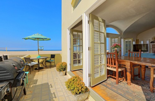 Hermosa Beach House | Beachfront, Roof Deck, Well-Stocked w/Views & Nearby Food, Drinks & Cafes!