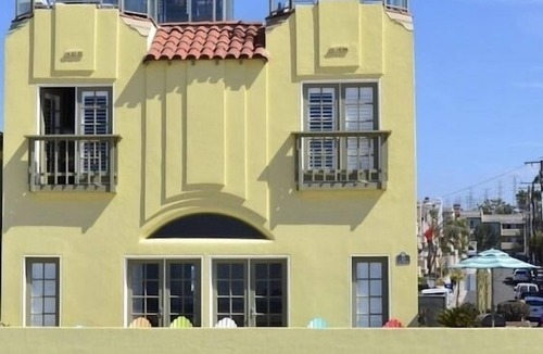 Hermosa Beach House | Beachfront, Roof Deck, Well-Stocked w/Views & Nearby Food, Drinks & Cafes!