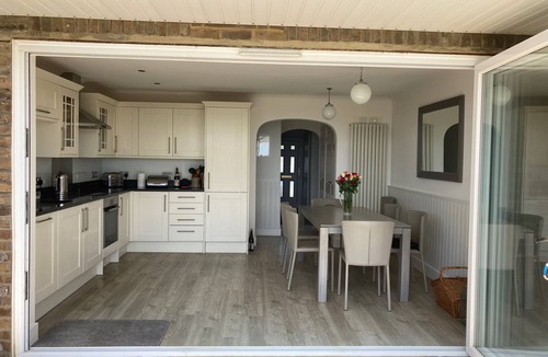 Rustington House | Beachside House With Direct Access to Sea. Golf, Tennis, Cycling on Doorstep