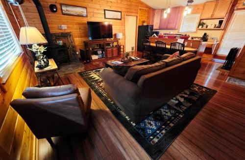 Sugarloaf House | Bear Escapes II Affordable Luxury Cabin