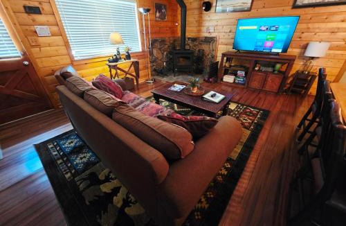 Sugarloaf House | Bear Escapes II Affordable Luxury Cabin